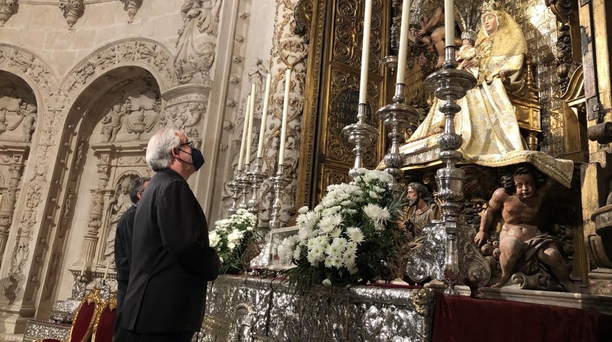 El nuevo arzobispo de Sevilla, monseñor Saiz Meneses, ante la Virgen de los Reyes