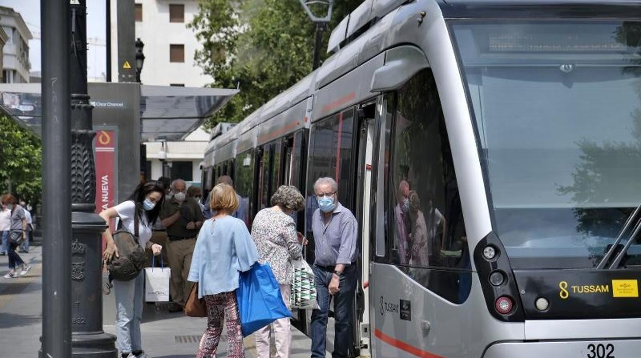 Viajeros bajan del tranvía en la parada de la Plaza Nueva