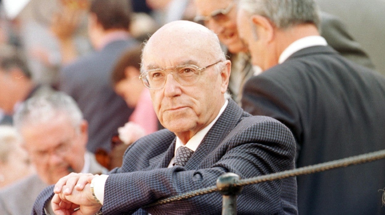 Manuel Clavero Arévalo, en una fotografía de archivo en la barrera de la plaza de toros