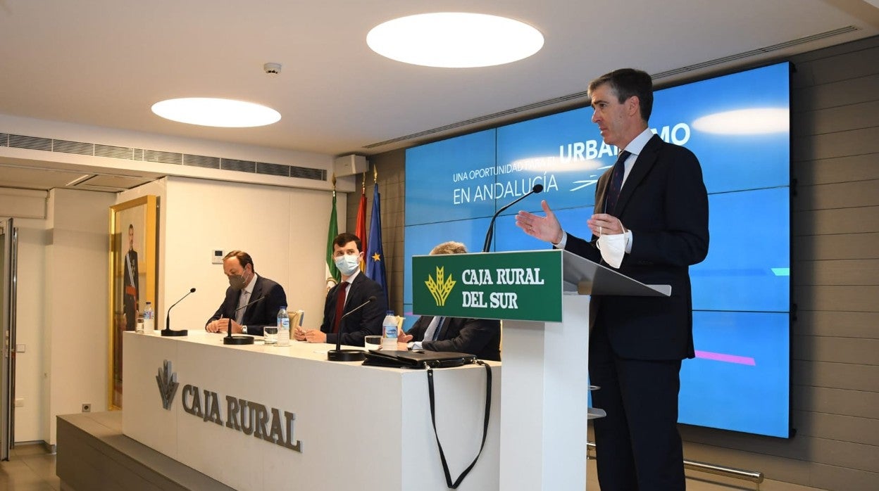 El foro sobre urbanismo se llevó a cabo en el salón de actos de la Caja Rural