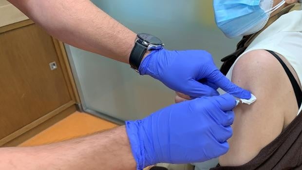 Caen a la mitad los contagios en Sevilla, que supera ya el medio millón de vacunados