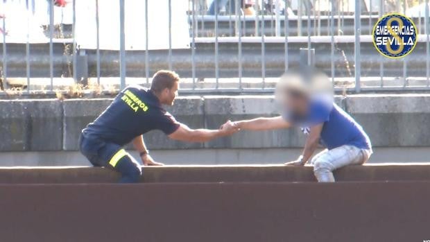 La oportuna actuación del bombero que convenció a un hombre para que no se tirase de una viga en Sevilla