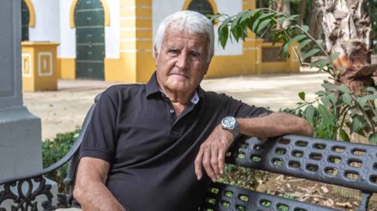 Alfonso Lazo, fotografiado en un rincón del parque de María Luisa