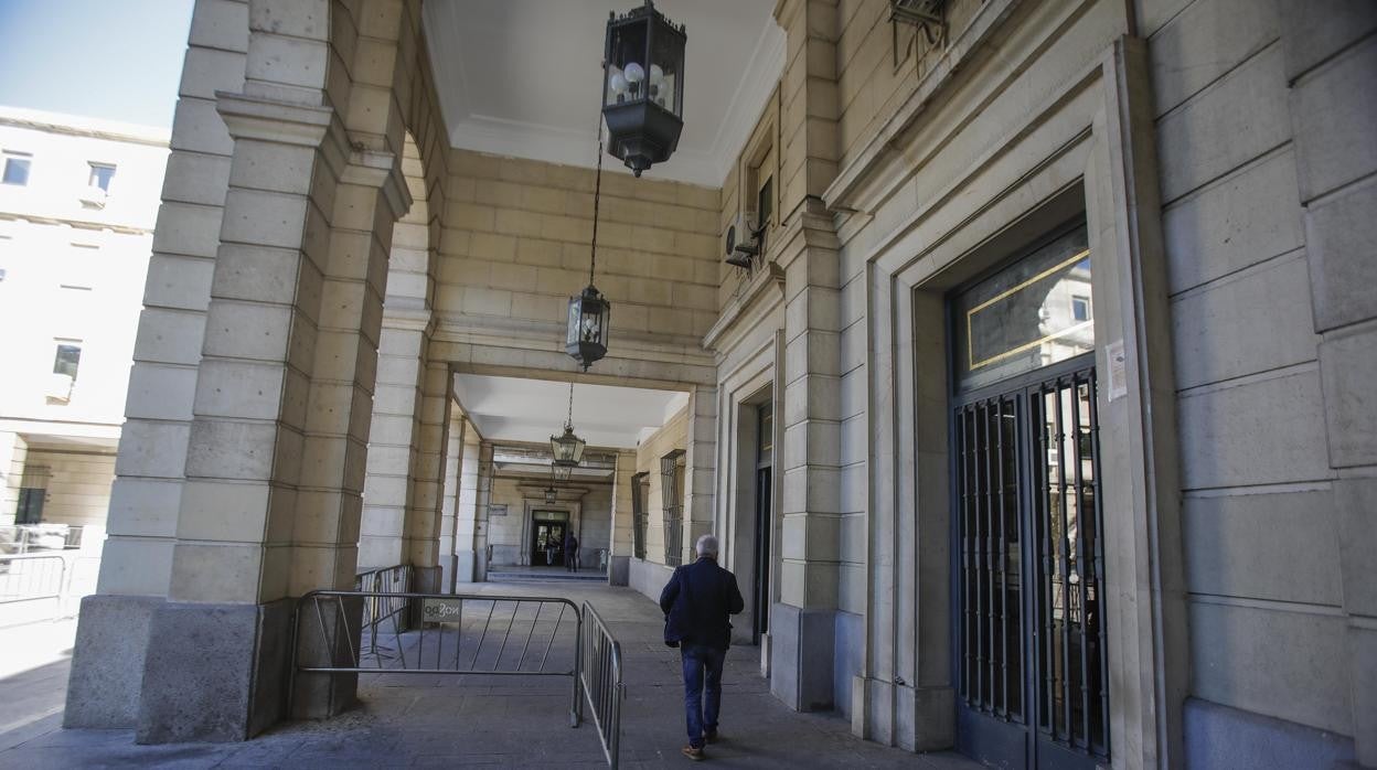 Entrada principal de la Audiencia de Sevilla