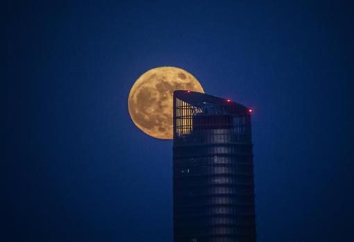 Así se pudo ver la superluna rosa o de fresa en Sevilla