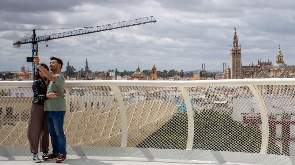 Dos turistas en el mirador de Las Setas con la Giralda al fondo