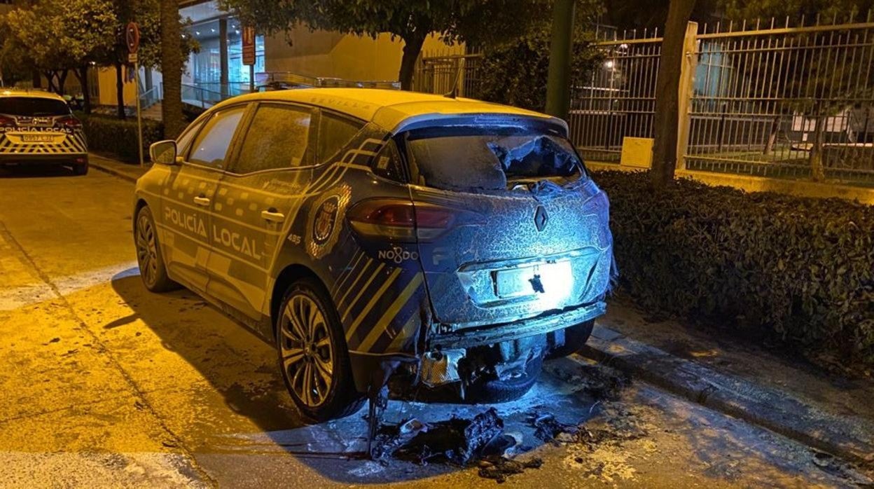 El vehículo de la Policía al que prendieron fuego esta pasada madrugada