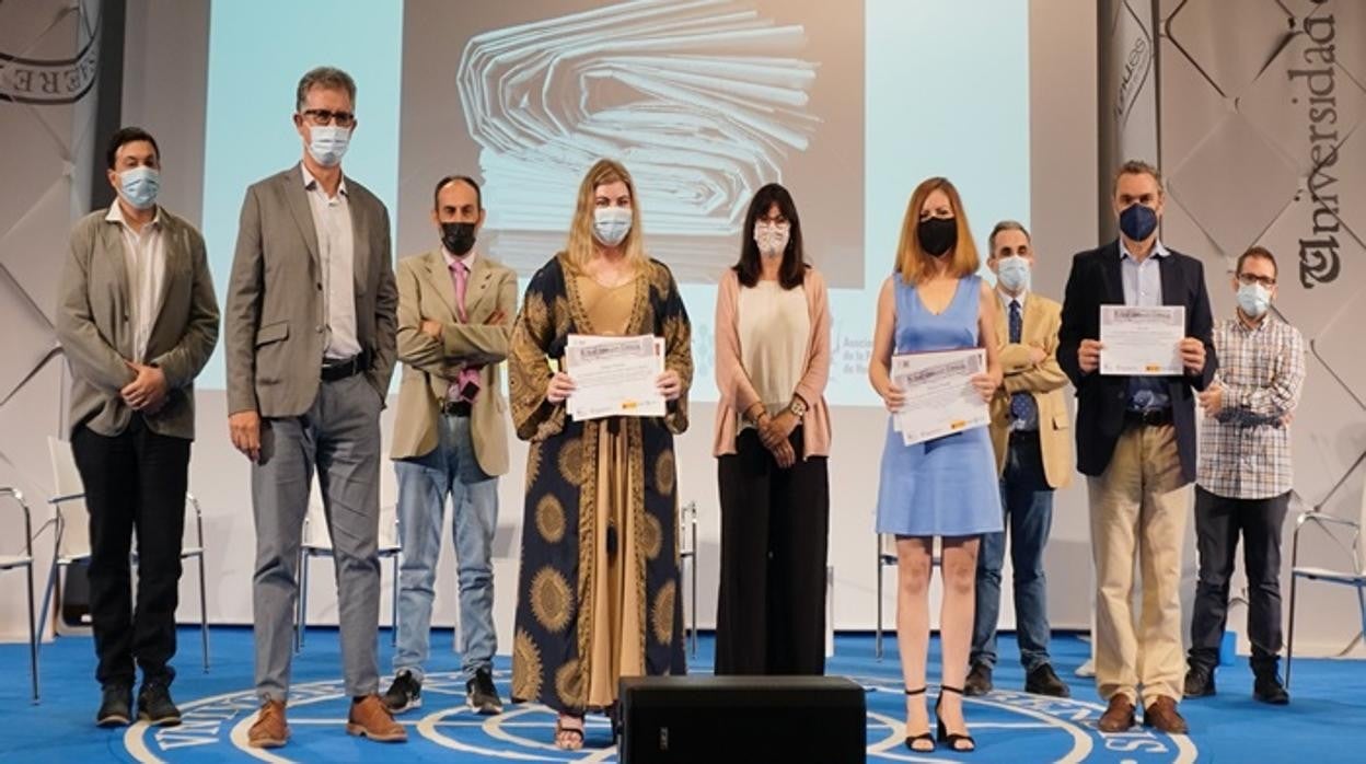 Alba Madero Milla, en el centro, junto con el resto de premiados por la Universidad de Huelva