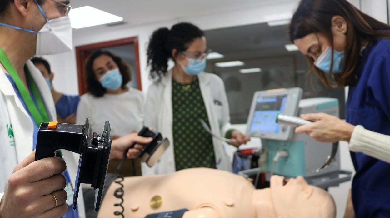 Simulación de una reanimación cardiorespiratoria en el Hospital Virgen del Rocío de Sevilla