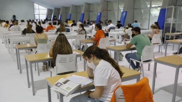 Directores de instituto se quejan de que la Universidad de Sevilla no les envía las notas de Selectividad por centros