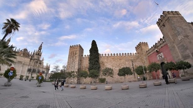 El Gobierno de Sánchez legisla para mandar en la Catedral y el Alcázar de Sevilla