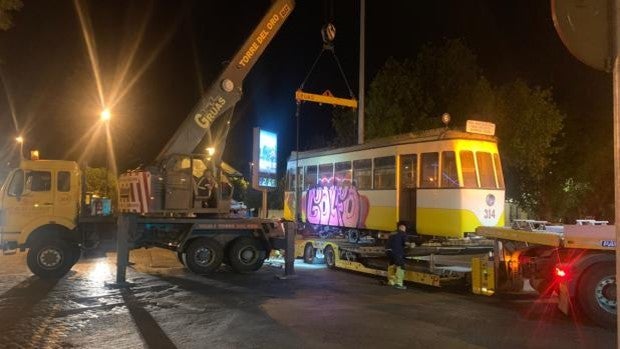 Retiran el tranvía de San Martín de Porres en Triana para restaurarlo