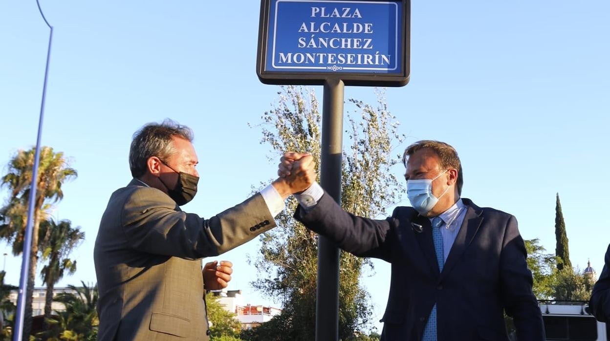 Espadas y Monteseirín, durante el acto de rotulación de la nueva plaza este lunes junto a Torre Sevilla