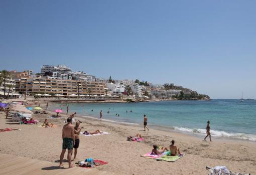 Imagen de la playa de Figueretas en Ibiza