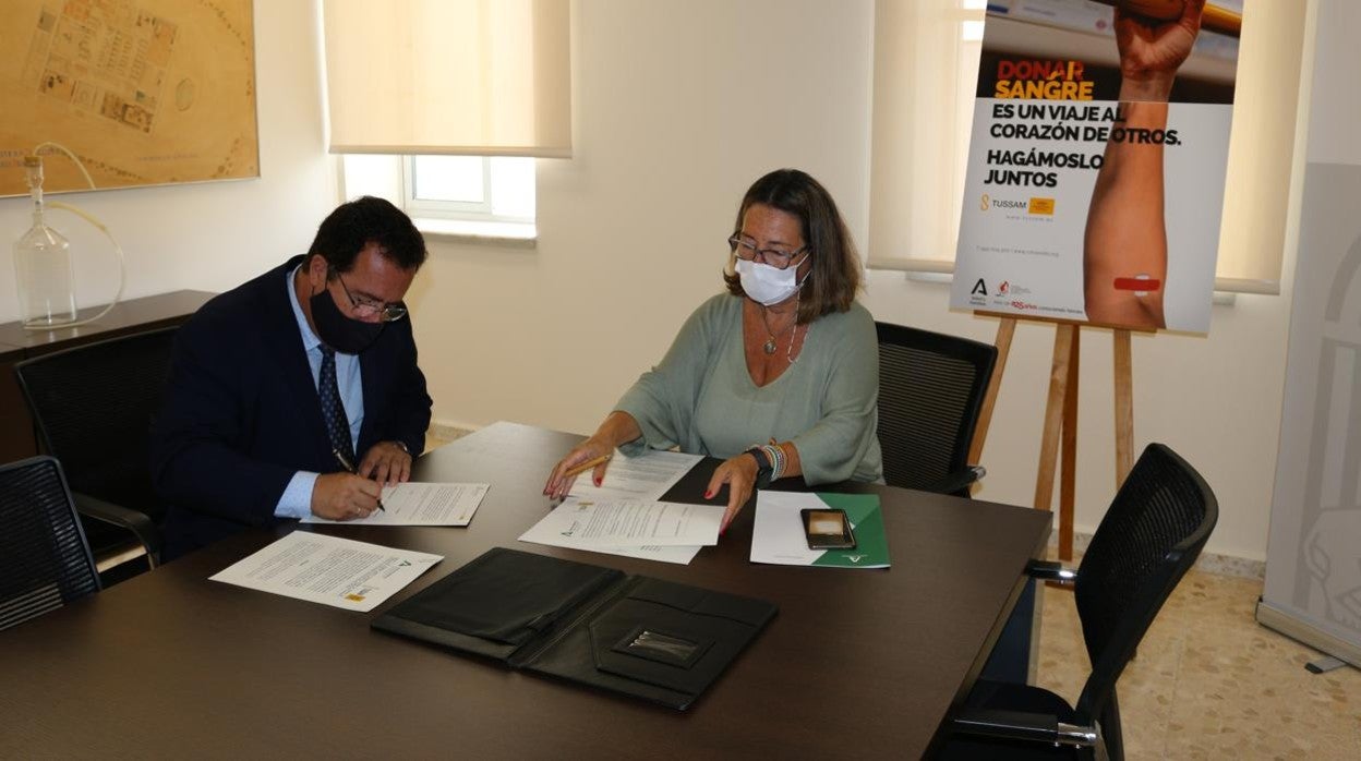 Juan Carlos Cabrera y Regina Ferrero firmando el acuerdo para promover la campaña de donación de sangre