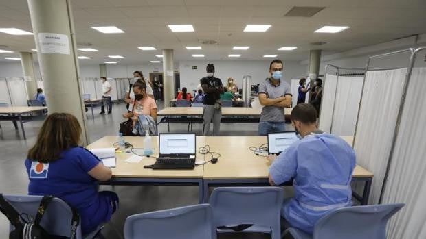 Un diez por ciento de mayores de 40 años aún no se ha vacunado en Sevilla