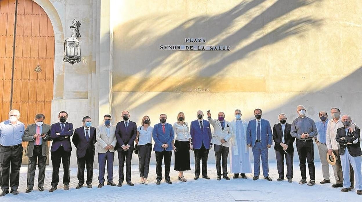 El delegado municipal Juan Carlos Cabrera con miembros de la Hermandad de Los Gitanos