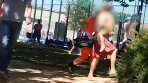 Así fue la ovación a los socorristas que rescataron a un menor de cinco años de una piscina en Sevilla