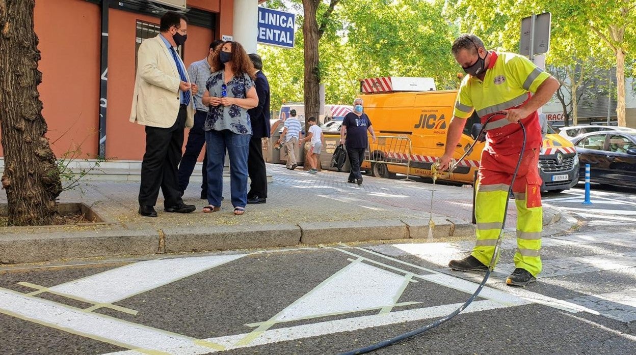 Juan Carlos Cabrera supervisa los trabajos en las calles de Los Bermejales