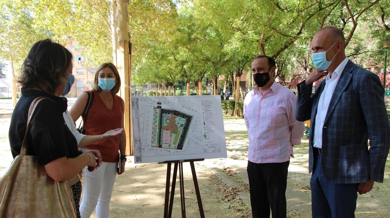 Antonio Muñoz visita las obras de mejoras en el parque Blanco White