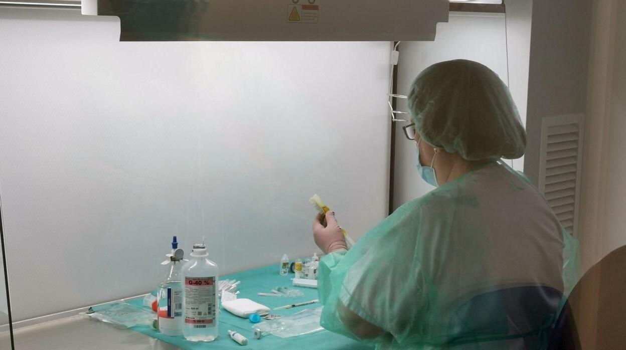 Enfermera realizando la preparación de medicamentos estériles en Sala Blanca de la Farmacia del Hospital Universitario de Valme