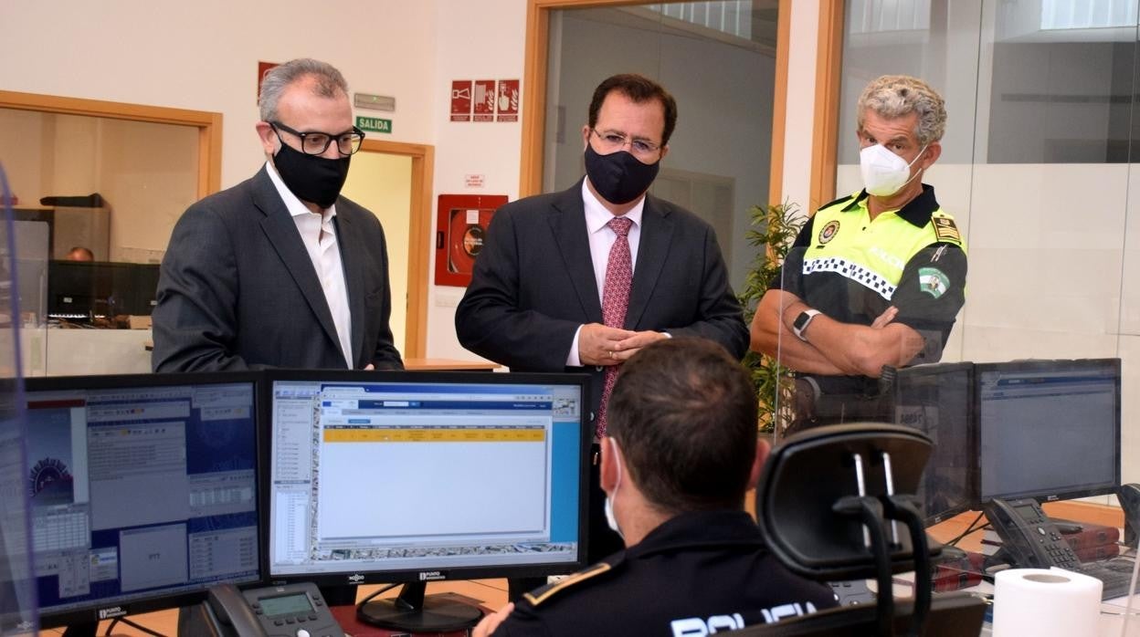 El delegado de Gobernación junto al jefe de la Policía Local en la sala del 092