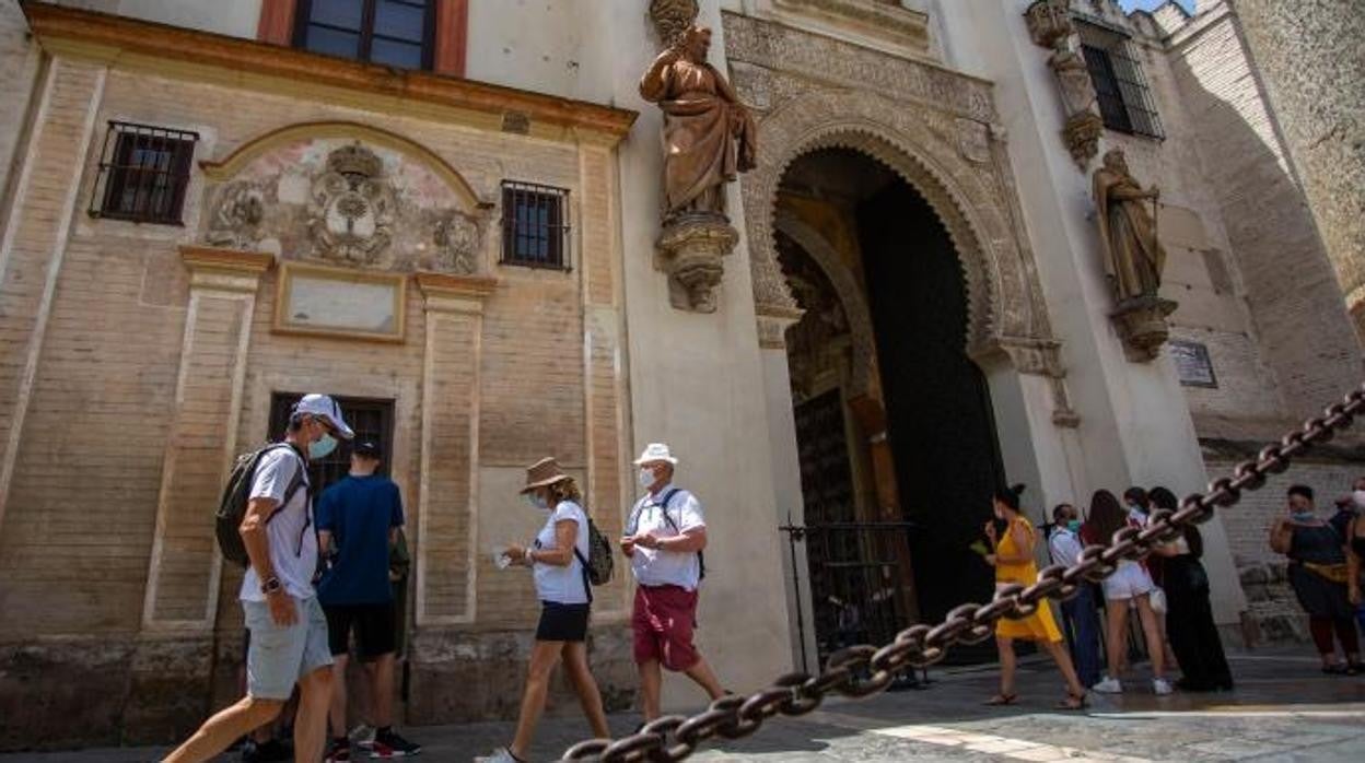 Turistas en el entorno de la Catedral de Sevilla