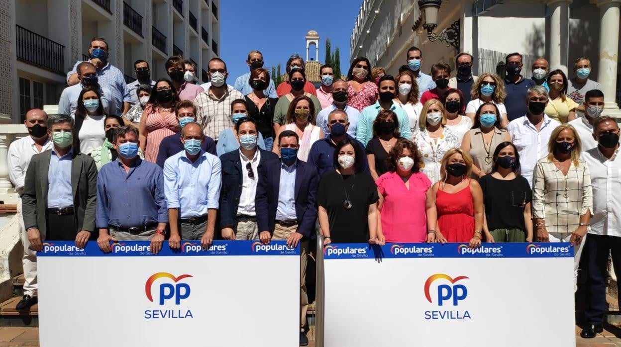 Virginia Pérez junto al resto de portavoces populares en los ayuntamientos sevillanos