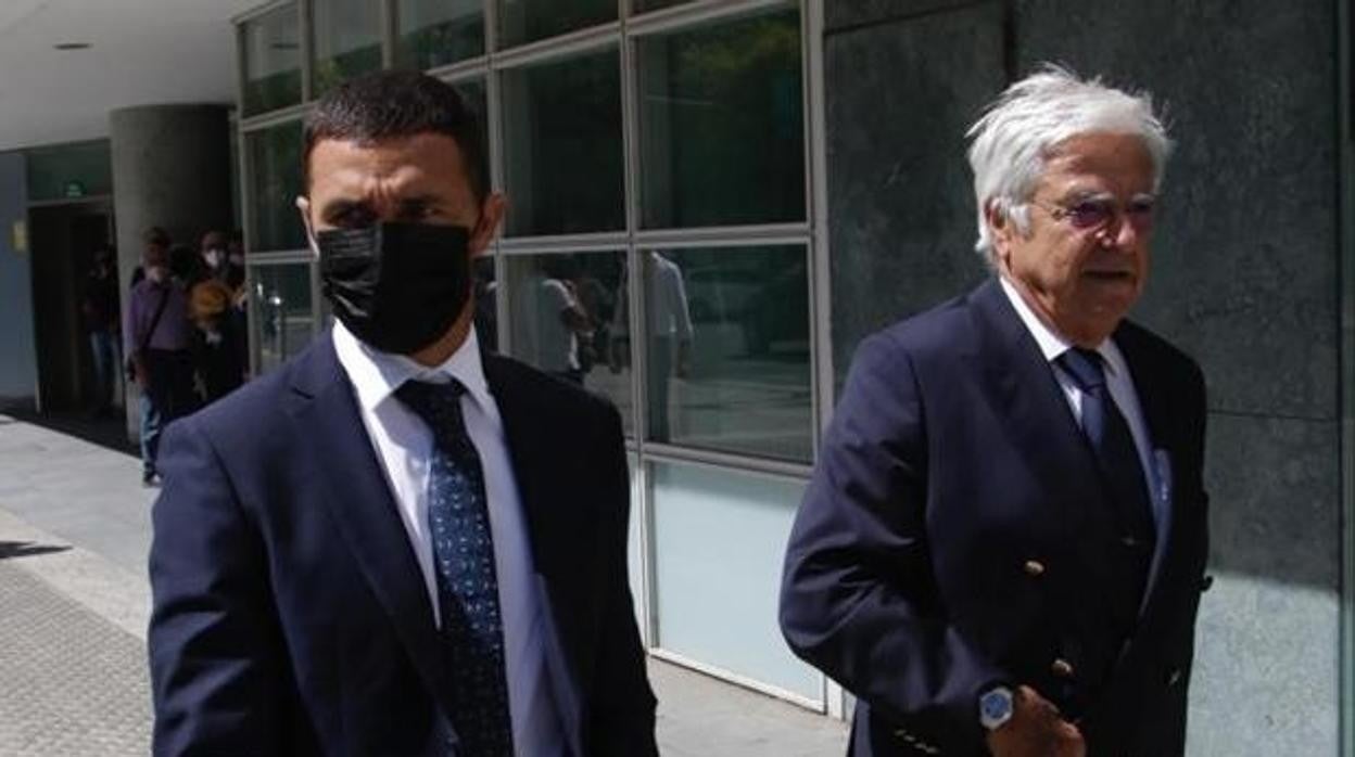 Rubén Castro saliendo de los juzgados con su letrado