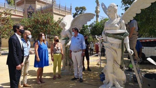 Las Victorias Aladas del Parque de María Luisa lucen restauradas con su esplendor de hace un siglo