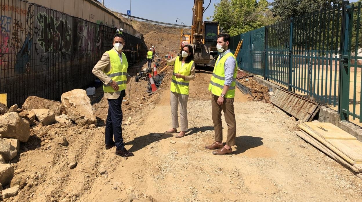 El director general de Infraestructuras (izquierda) y la delegada territorial de Fomento, en la obra