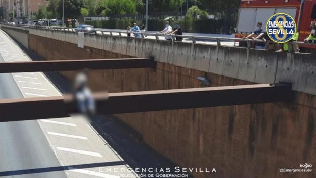 Detienen al suicida de la Ronda Norte tras el quinto intento de lanzarse a la carretera