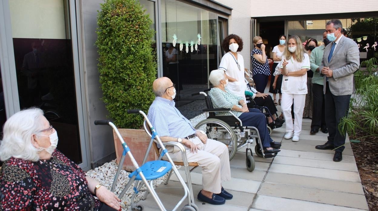 El alcalde visitó la residencia donde se encontró con los ancianos que sobrevivieron al incendio