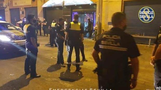 La Policía de Sevilla desalojó a más de 3.500 jóvenes de los bares desde que acabó el curso