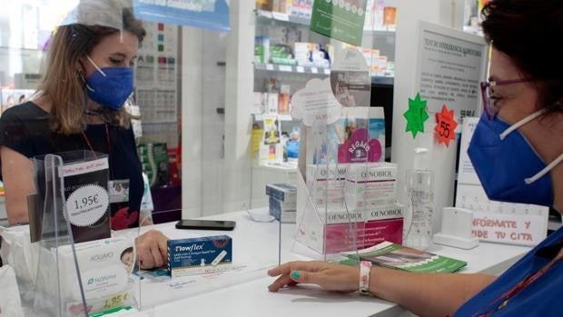 Las farmacias de Sevilla agotan los test de antígenos: se han vendido diez mil en una semana