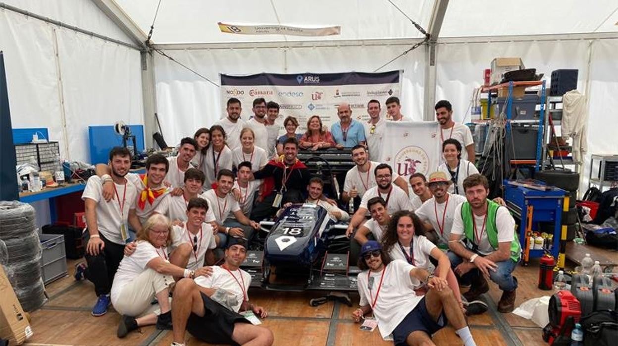 Estudiantes de la Universidad de Sevilla con el bólido