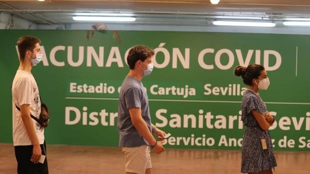 Sevilla vuelve a pasar la frontera de los mil contagios en un día con dos muertos por Covid