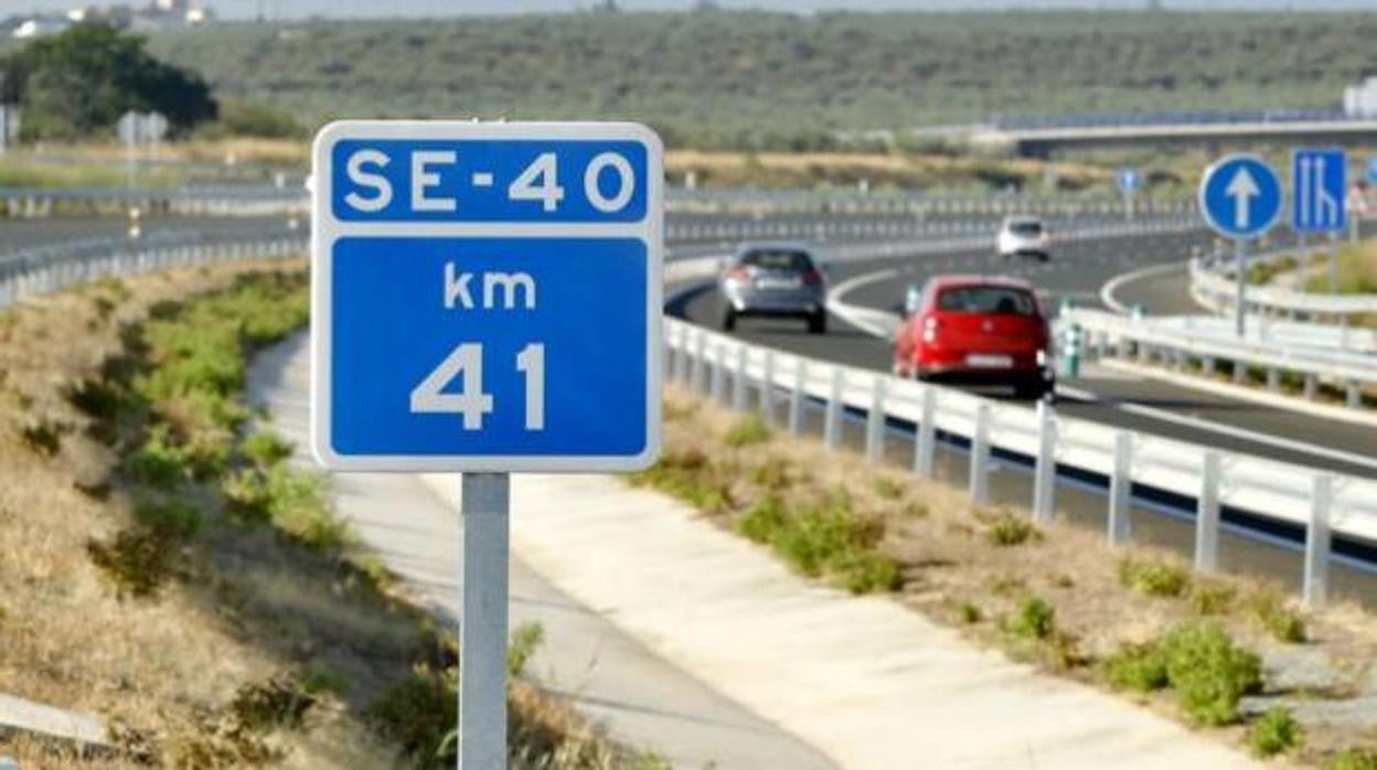 Señal del kilómetro 41 de la SE-40 a su paso por el Aljarafe