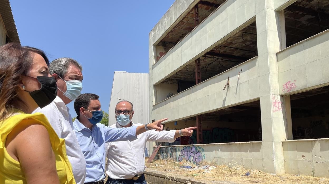 El portavoz municipal del PP, Juan de la Rosa, visitando el centro cívico abandonado