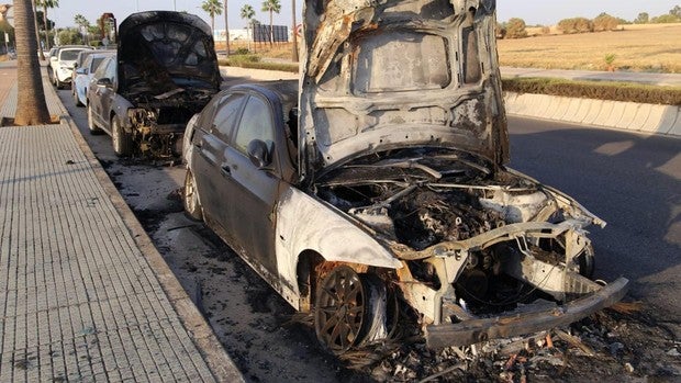 Detenido un pirómano por incendiar varios coches cerca de la estación de Santa Justa, en Sevilla