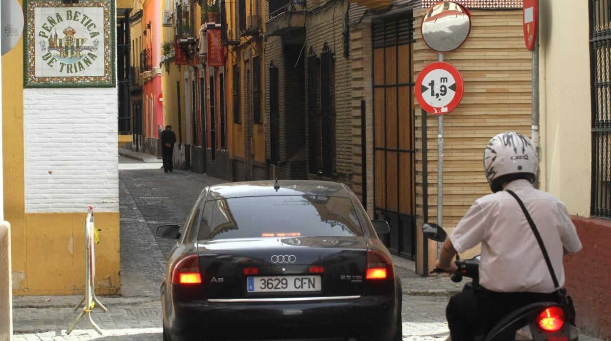 Varios vehículos circulan por el entramado callejero de Triana