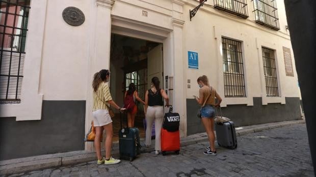 Sevilla se agarra al turismo nacional para salvar otro mal verano