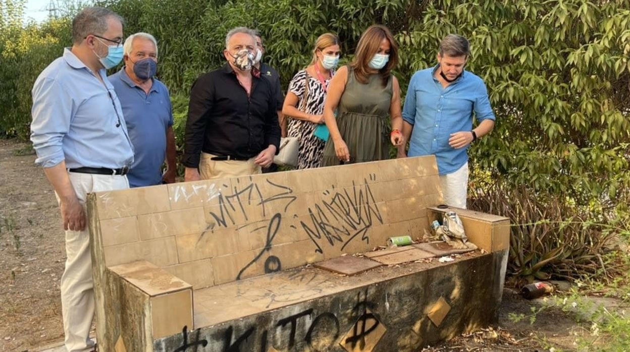 Dirigentes del PP de Sevilla han visitado la barriada de Pineda