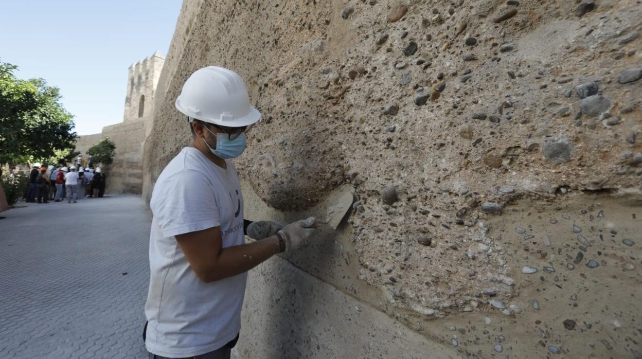 Uno de los efectivos que se encuentran trabajando en la recuperación de la Muralla de la Macarena