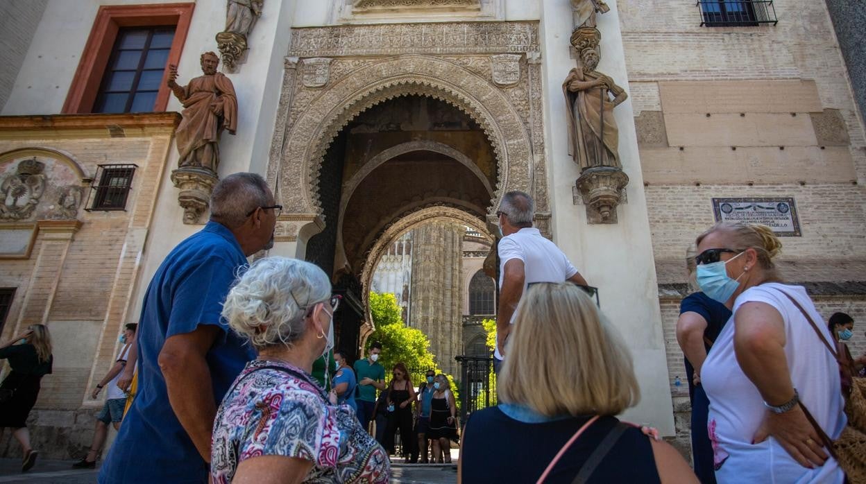 Turistas en las inmediaciones de la Catedral de Sevilla