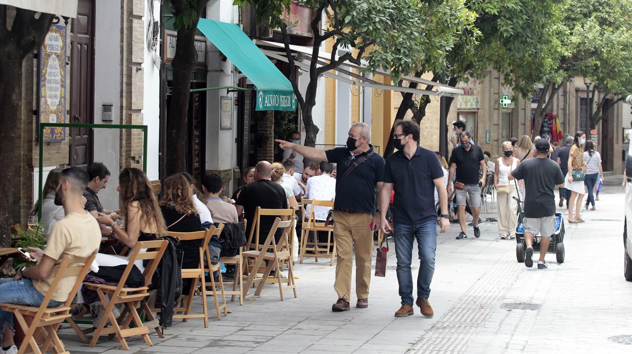 Comercios y restaurantes en la calle Mateos Gago de Sevilla