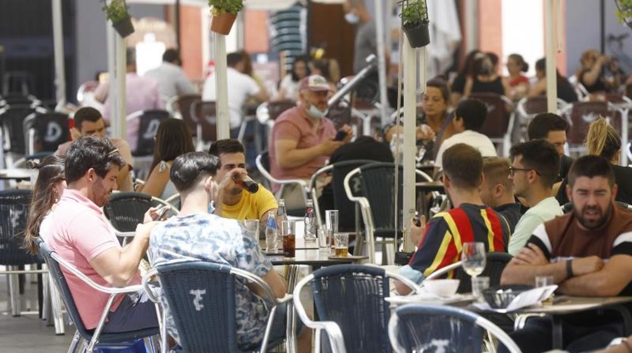 Ambiente en la terraza de un bar