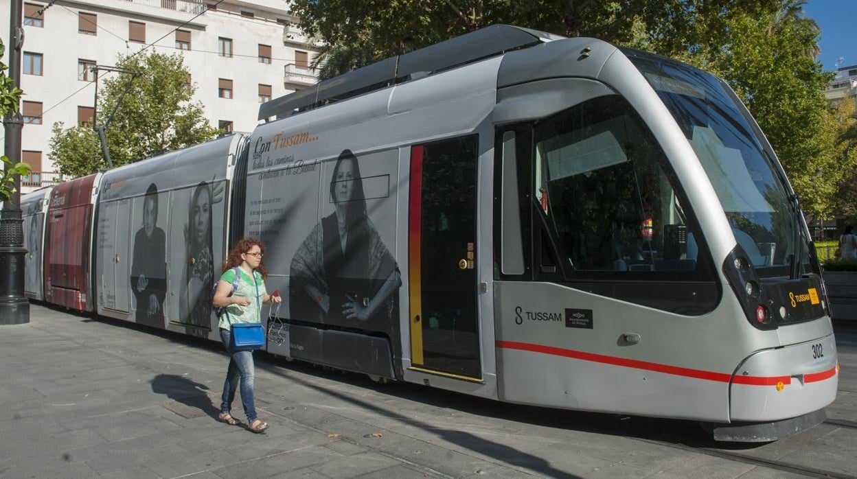 El tranvibus que proponje Espadas es un tranvía ligero más estrecho que el Metrocentro, en la imagen