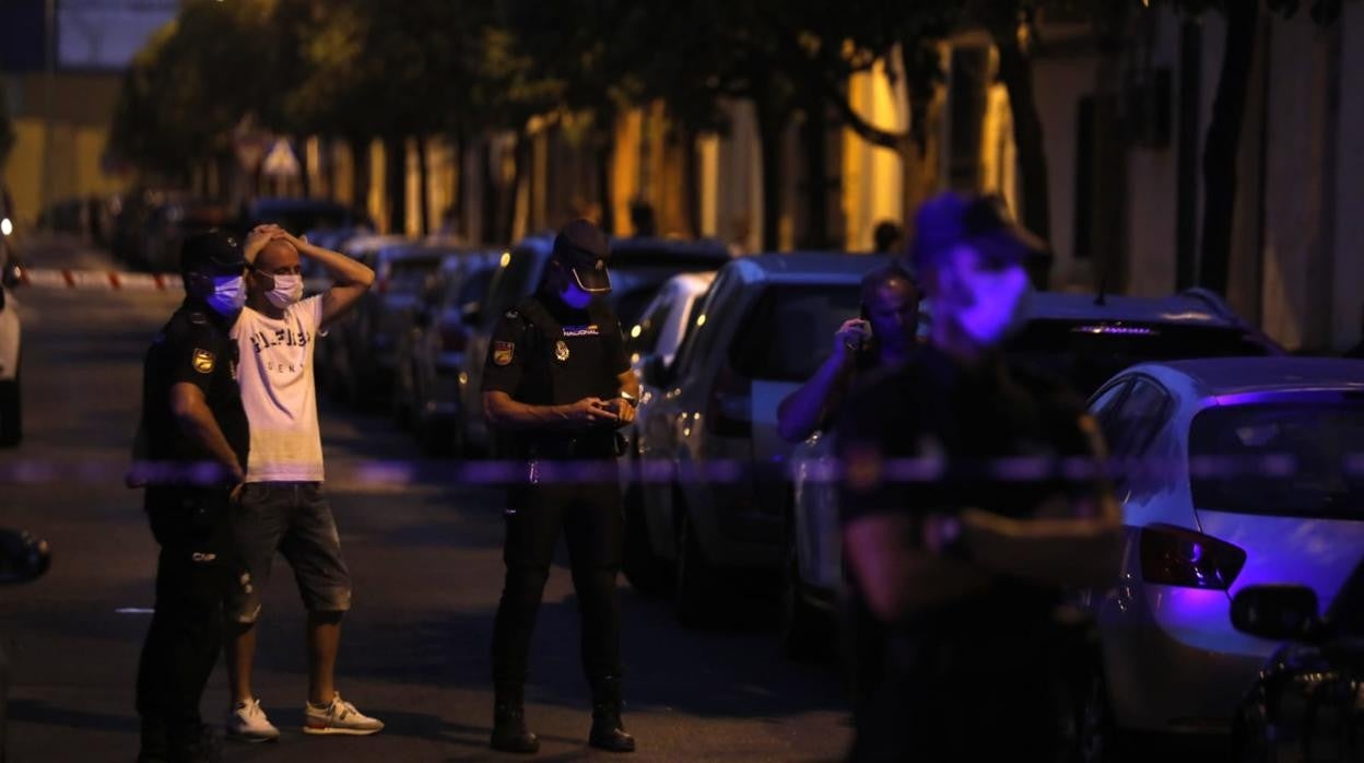 La Policía ha acordonado la calle donde se encuentra el domicilio