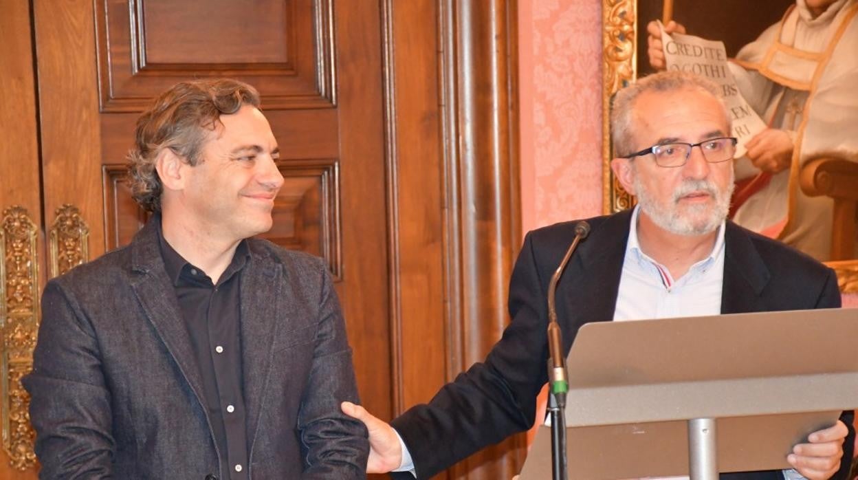 Felipe Castro y Juan Manuel Flores, durante la presentación de las 28 viviendas adquiridas por Emvisesa